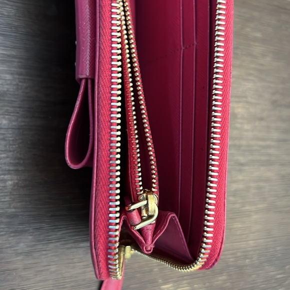 Authentic Pink Prada 3/4 zip wallet with bow! - Picture 11 of 12